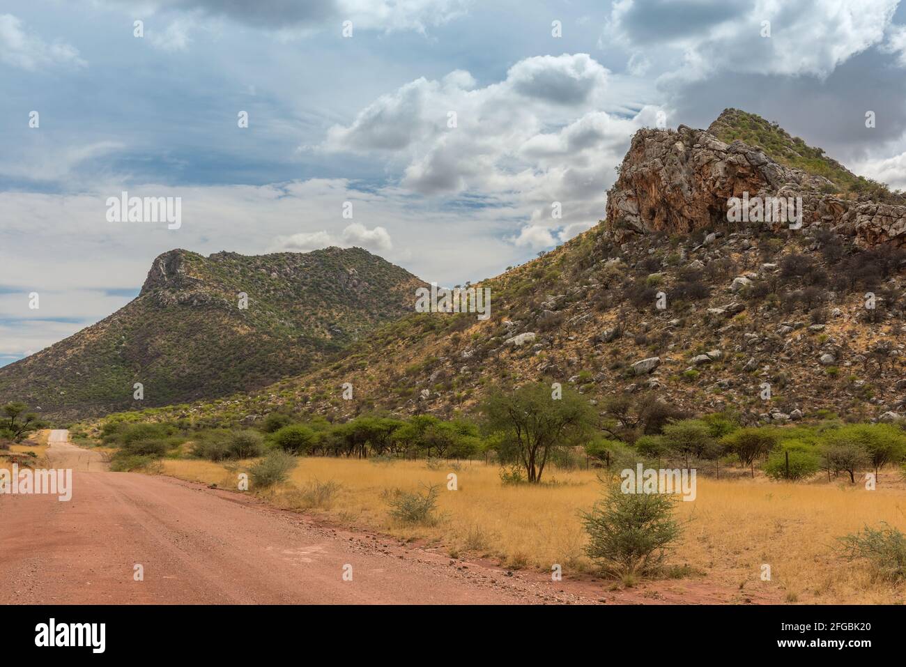 Paysage de montagne sur la rivière Omaruru dans la région d'Erongo Du centre de la Namibie Banque D'Images