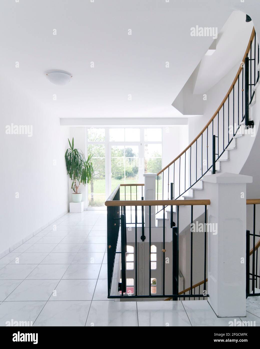 Escalier lumineux dans un nouveau bâtiment Banque D'Images