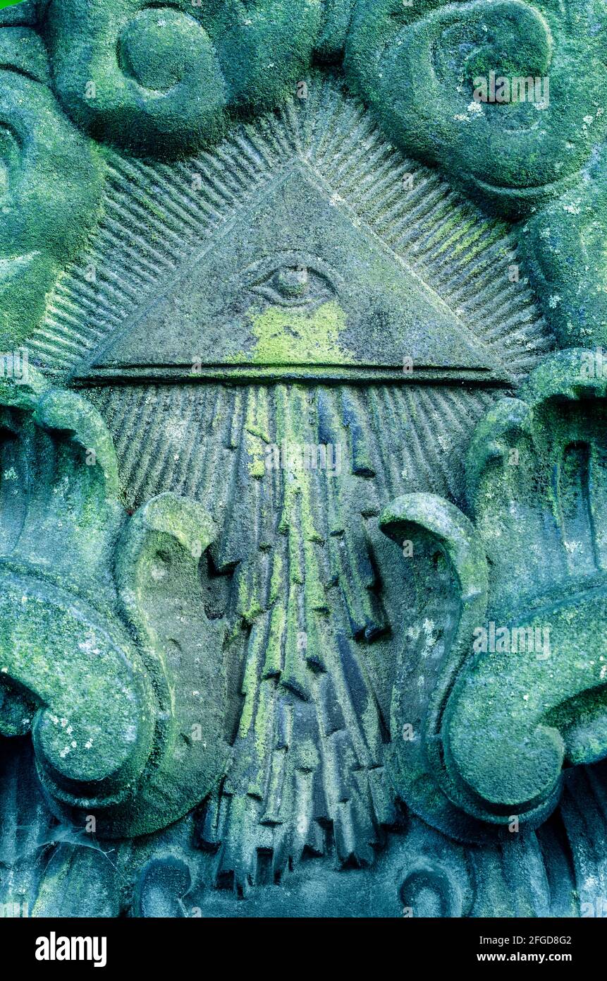 Eye of Providence - un ancien relief de pierre patiné avec décorations Banque D'Images