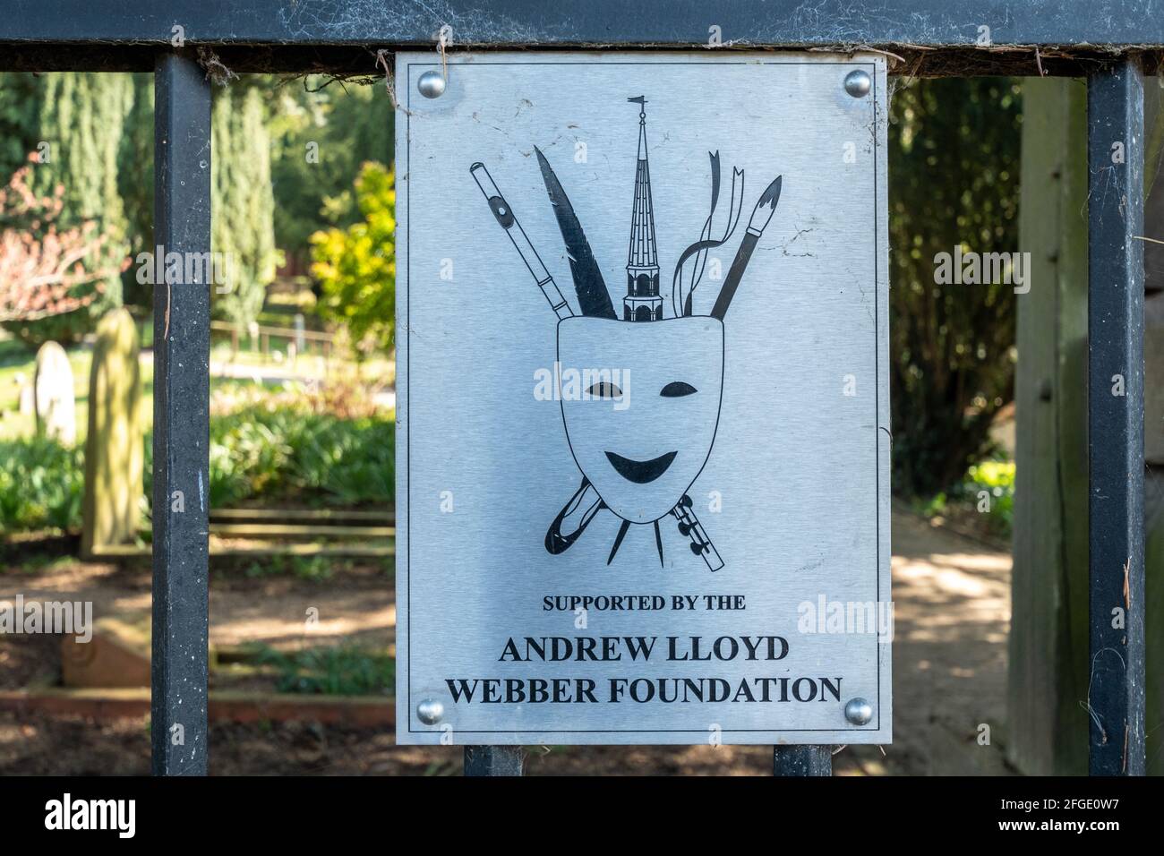 Plaque à la chapelle du cimetière Watts dans le village de Compton, Surrey, Angleterre, Royaume-Uni, appuyée par la Fondation Andrew Lloyd Webber Banque D'Images