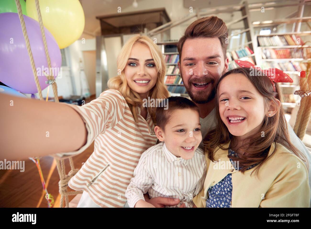 Une famille heureuse s'amuser tout en prenant un selfie dans une atmosphère gaie à la maison ensemble. Famille, loisirs, ensemble Banque D'Images