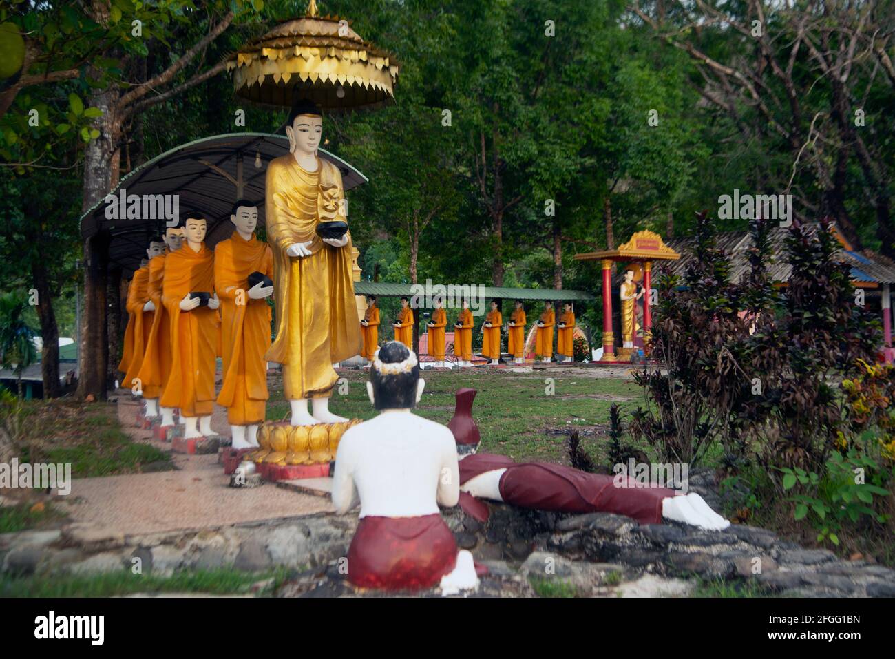 Statues de moines marchant dans des rangées d'arts birmans mais consacrées dans des temples thaïlandais. Banque D'Images