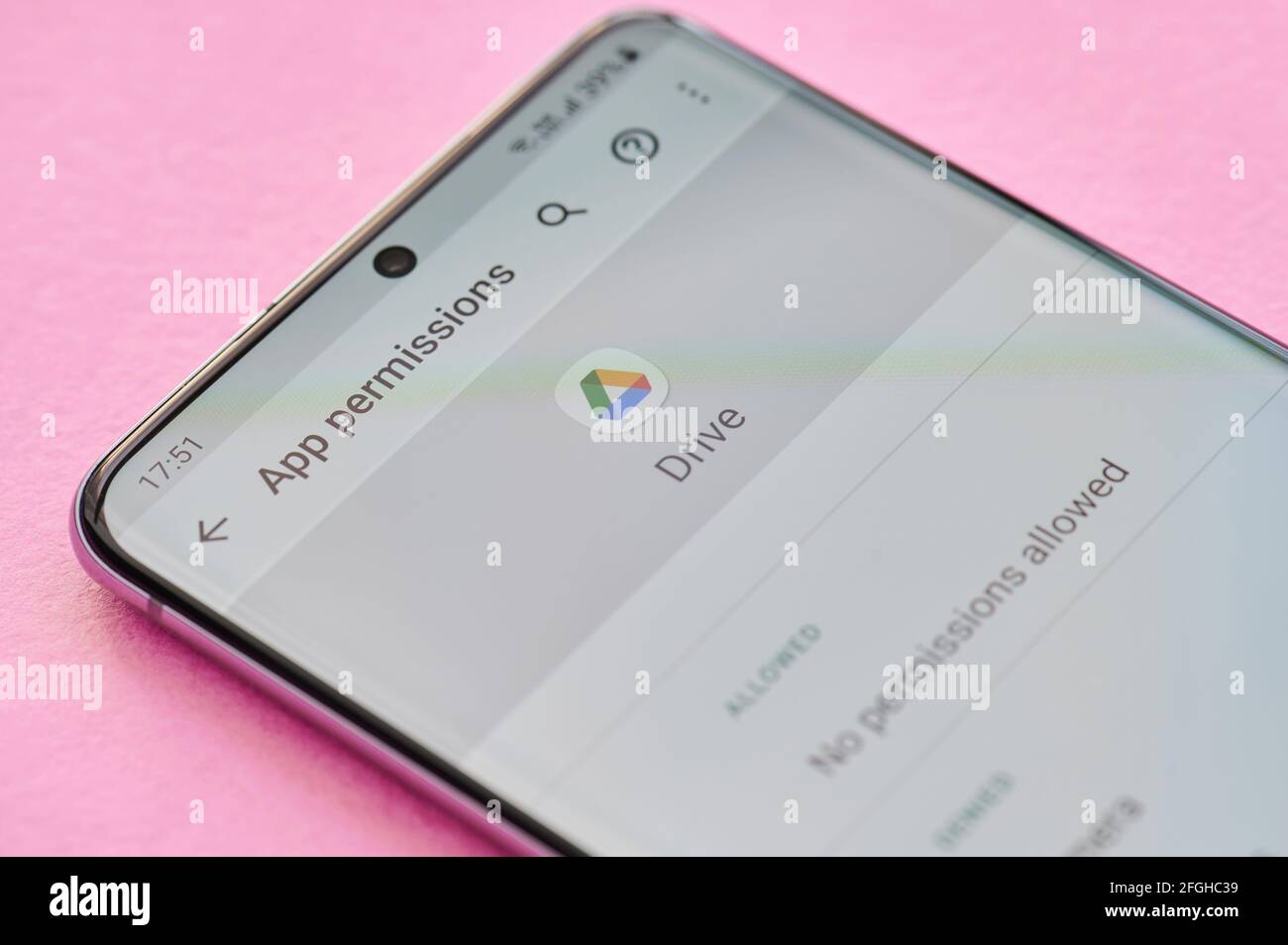 New york, États-Unis - 23 avril 2021 : modification des paramètres d'autorisation de l'application google Drive sur l'écran du smartphone vue macro Banque D'Images