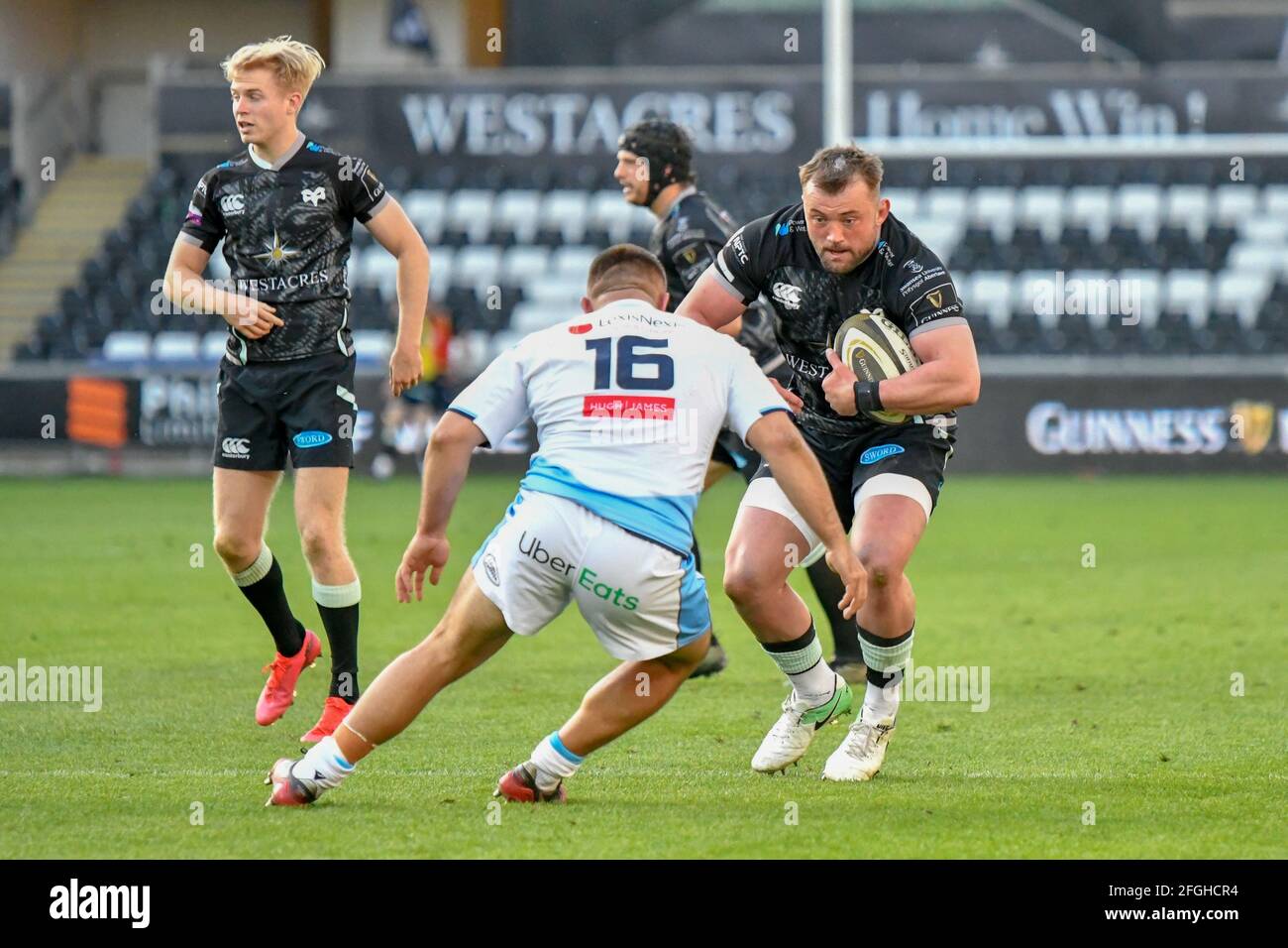 Swansea, Royaume-Uni. 24 avril 2021. Sam Parry d'Osprey sous la pression de Liam Belcher de Cardiff Blues lors du match de la coupe arc-en-ciel Guinness PRO14 entre Osprey et Cardiff Blues au Liberty Stadium de Swansea, pays de Galles, Royaume-Uni, le 24 avril 2021. Les stades sportifs du Royaume-Uni restent soumis à des restrictions strictes en raison de la pandémie du coronavirus, car les lois de distanciation sociale du gouvernement interdisent aux fans à l'intérieur des lieux, ce qui entraîne des matchs à huis clos. Crédit : Duncan Thomas/Majestic Media/Alay Live News. Banque D'Images