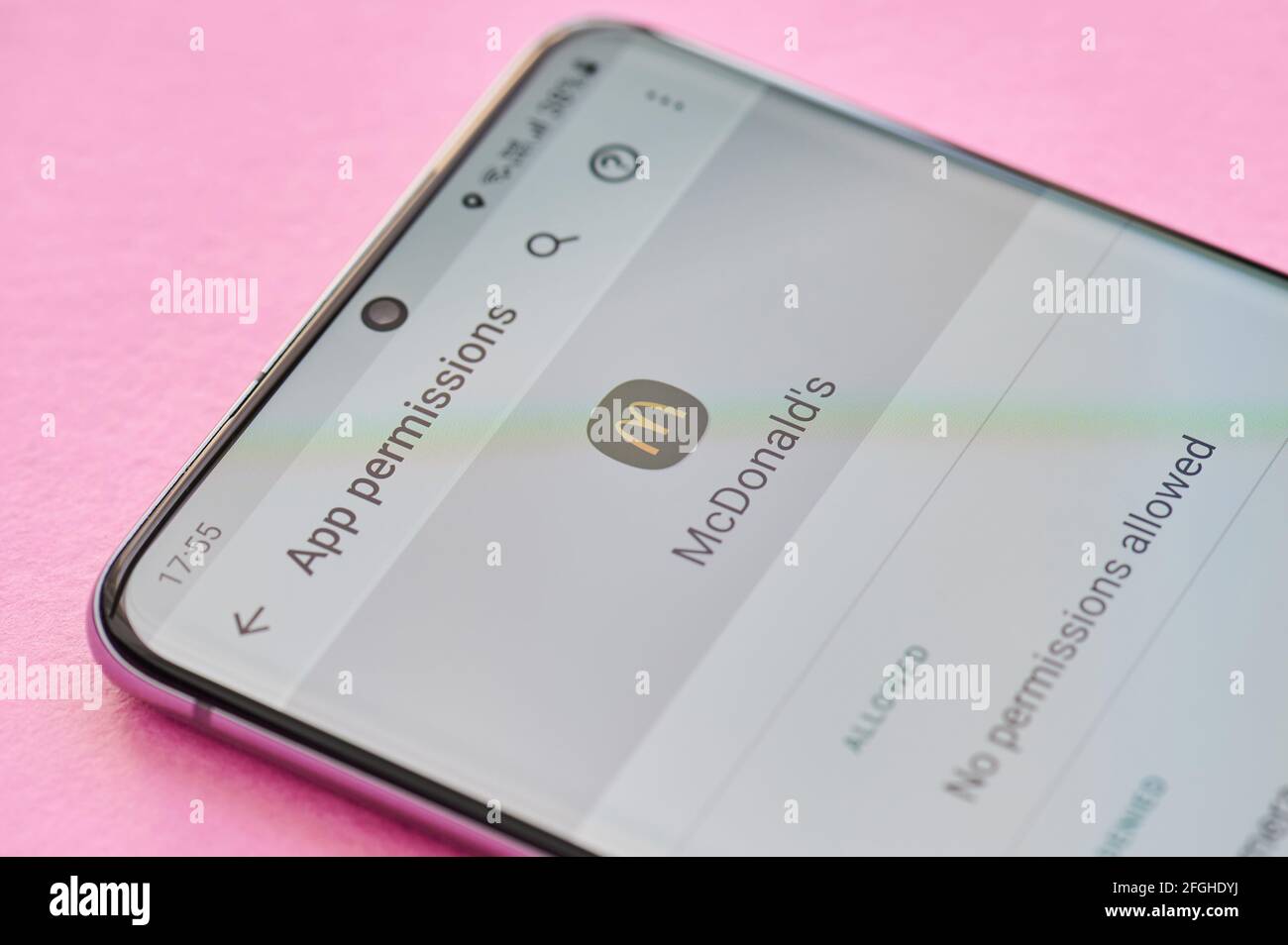 New york, États-Unis - 23 avril 2021 : modification des paramètres d'autorisation de l'application McDonald's sur l'écran du smartphone vue macro Banque D'Images