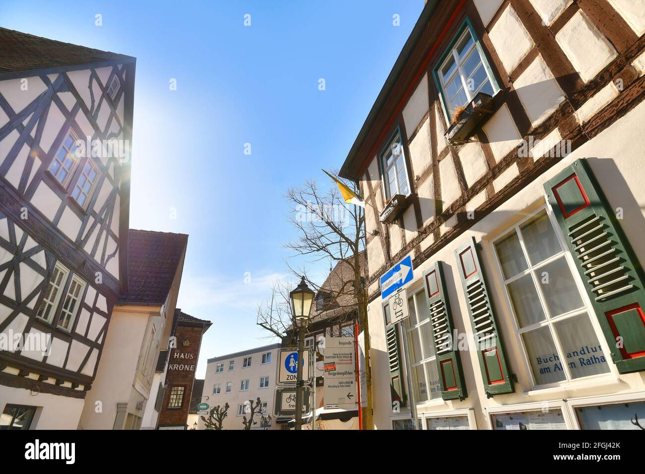 Hofheim, Allemagne - Mars 2021: Rue latérale avec des bâtiments traditionnels à colombages dans le vieux centre-ville historique de Hofheim Banque D'Images