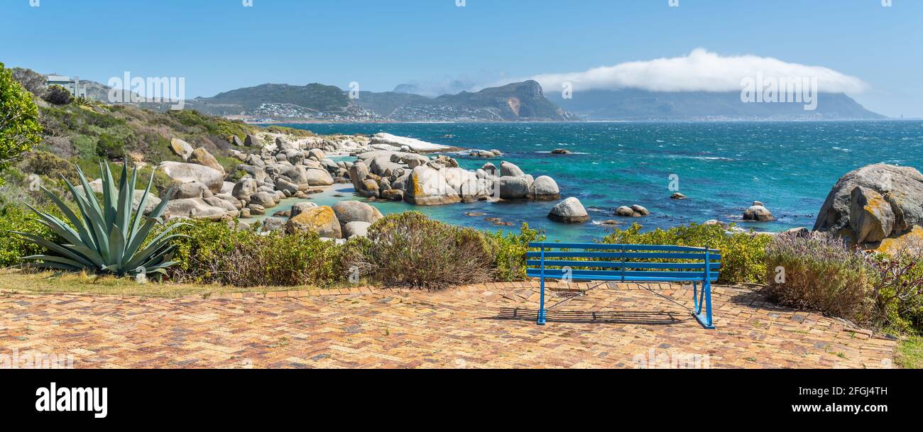 Panorama de la plage rocheuse idyllique du Cap, Afrique du Sud. Site touristique populaire Boulder Beach, Penguin Colony, vue depuis une terrasse avec un banc Banque D'Images
