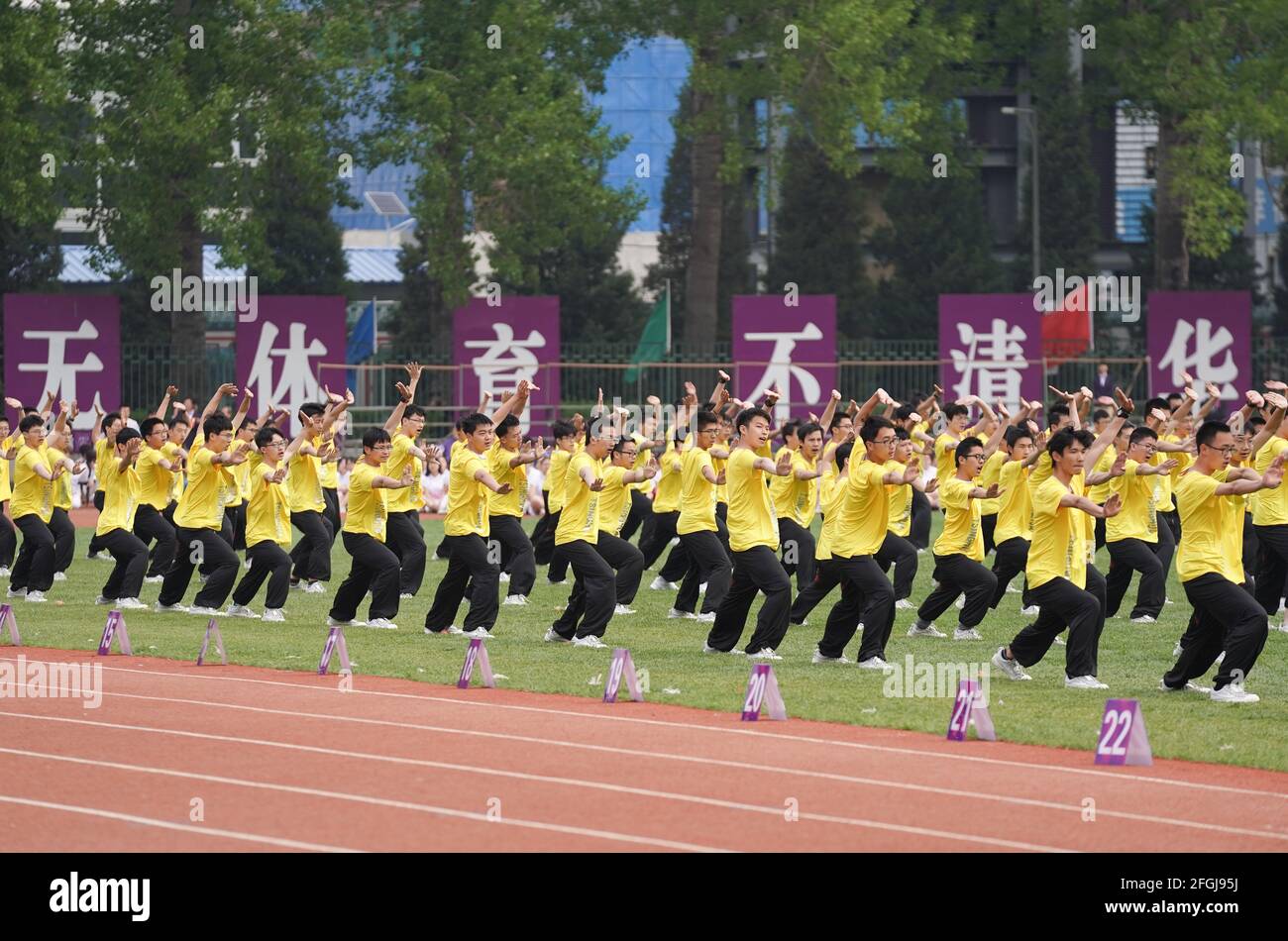 Pékin, Chine. 25 avril 2021. Les étudiants se font assister à la cérémonie d'ouverture d'un événement sportif à l'Université de Tsinghua à Beijing, capitale de la Chine, le 25 avril 2021. L'Université de Tsinghua a commémoré dimanche son 110e anniversaire. Credit: JU Huanzong/Xinhua/Alamy Live News Banque D'Images
