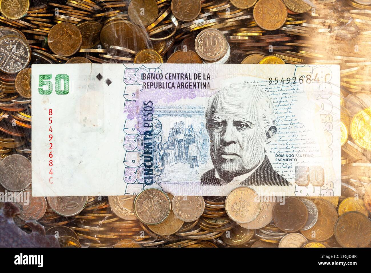 50 pesos argentins billet, peso argentino, cinquante pesos facture. Monnaie papier Argentine parmi beaucoup d'autres pièces, billets de banque du monde entier, bus Banque D'Images