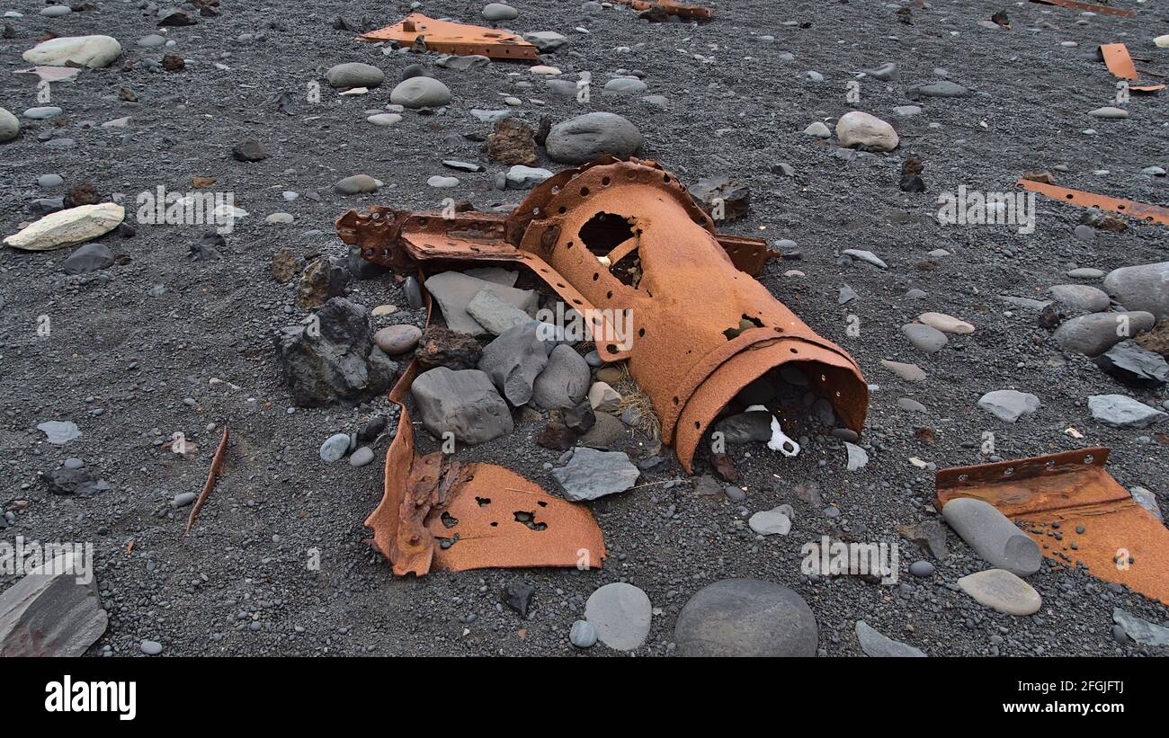 Restes rouillés de l'épave du chalutier de pêche Grimsby Epine (GY7), échoués en 1948, à la plage de Djúpalónssandur sur la côte ouest de Snæfellsnes, en Islande. Banque D'Images