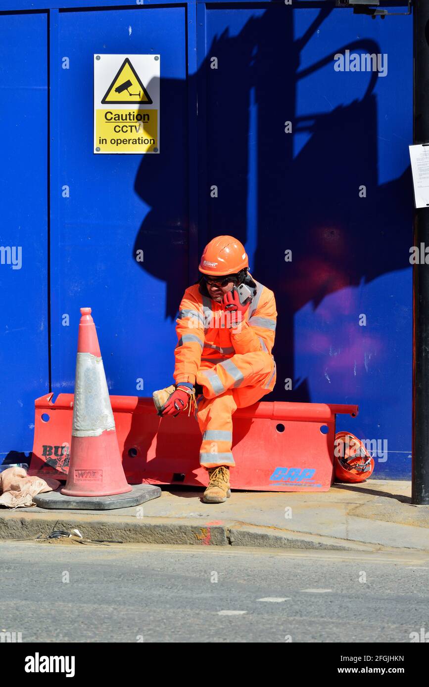 Homme de travail du contrôle de la circulation en haute visibilité globale sur téléphone, City of London, Royaume-Uni Banque D'Images