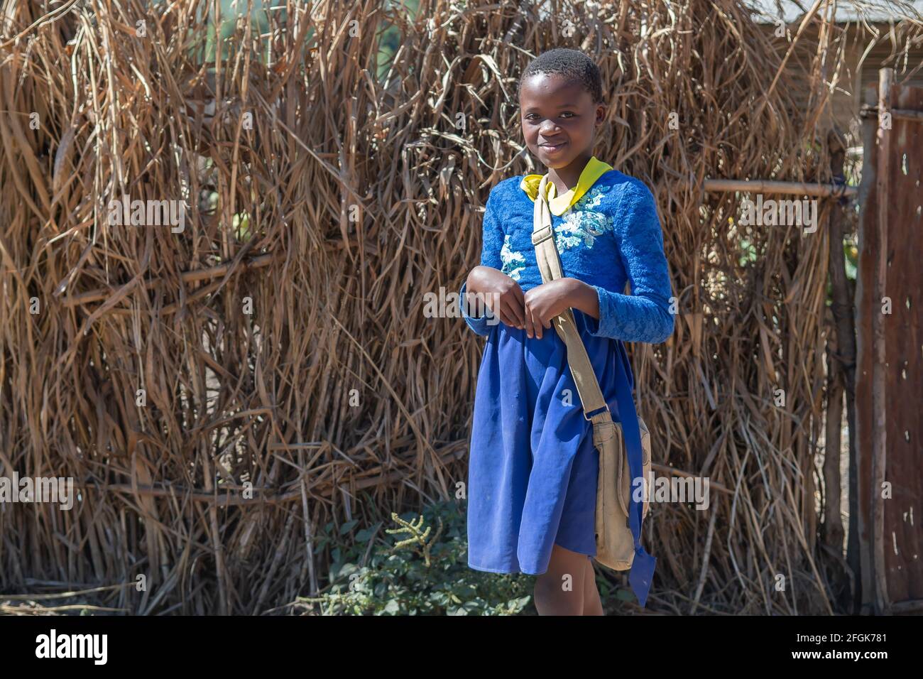 Mzuzu, Malawi. 30-05-2018. Portrait de deux jeunes adolescentes afro-descendantes regardant la caméra avant de quitter l'école sur son chemin à la maison à Mala Banque D'Images