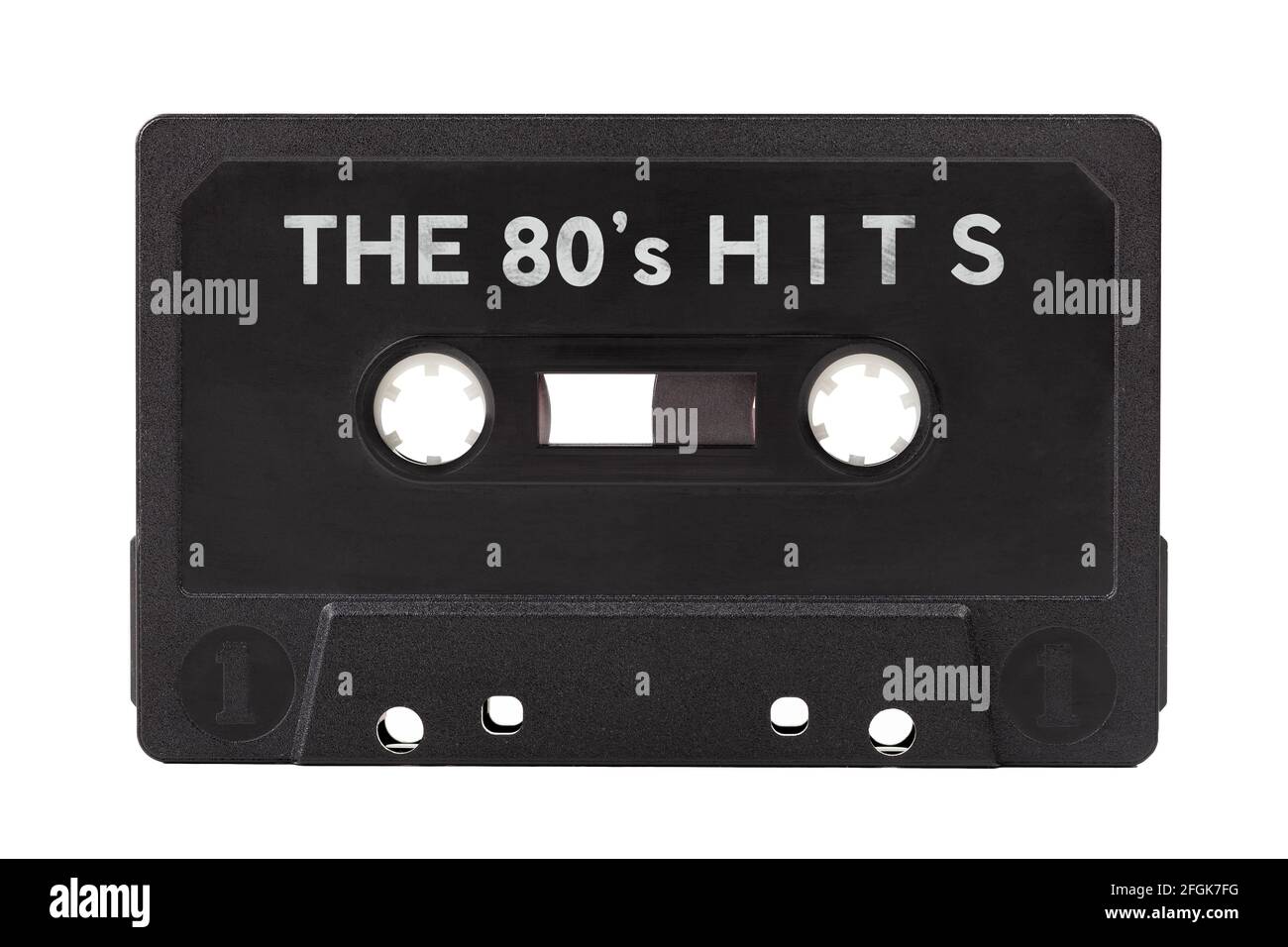 Les hits des années 80, l'audio du vieux millésime des années 80, la compilation de chansons de succès, le mixage rétro, la cassette audio noire objet isolé sur blanc, découpé. Années 80 musi Banque D'Images