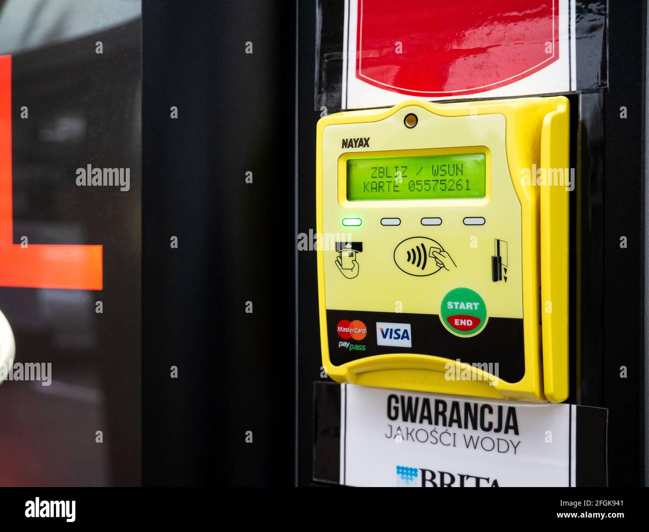 Distributeur automatique simple, terminal de paiement par carte, lecteur de  carte de crédit NFC, téléphone, station de paiement sans contact sur un  distributeur d'en-cas, gros plan, détail, n Photo Stock - Alamy