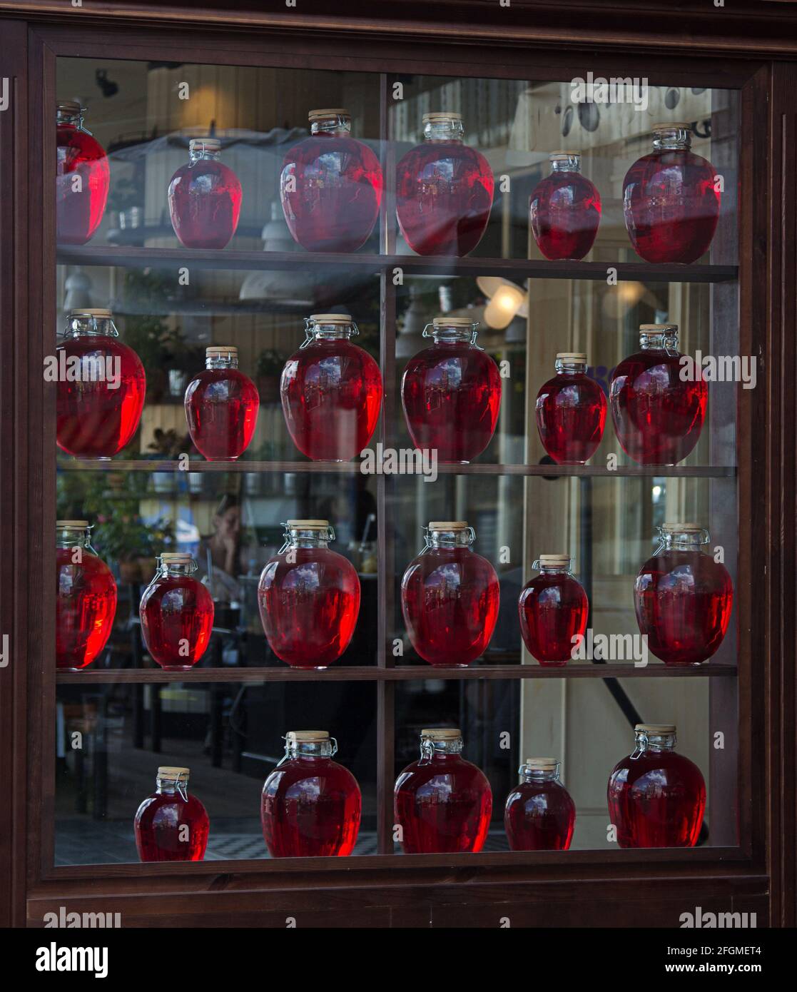 Vitrine du restaurant avec des bouteilles rouges de compote exposées du côté de la rue. 10 août 2018 Kiev, Ukraine Banque D'Images