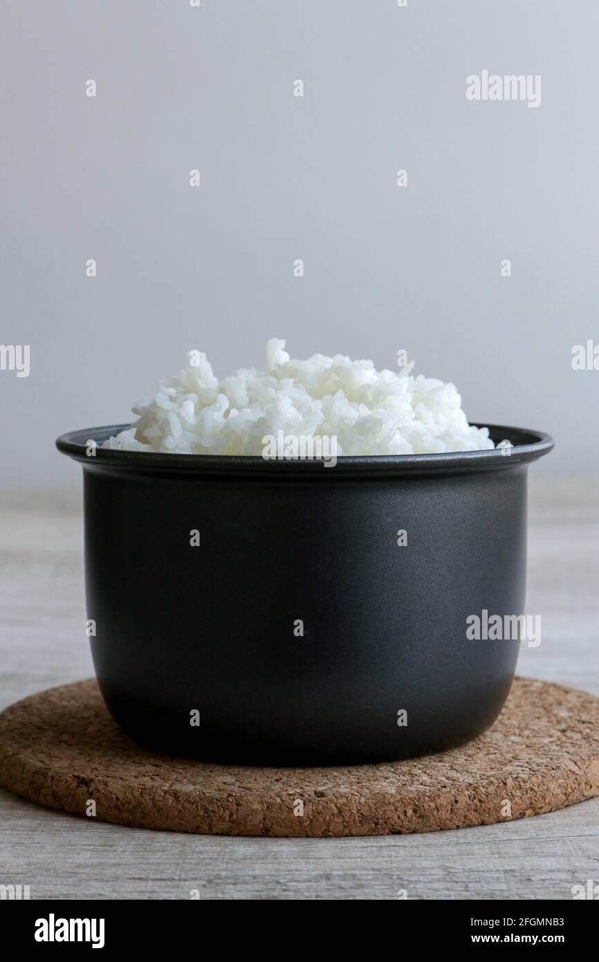 Le riz blanc est un aliment de base commun en Asie, en particulier en Indonésie Banque D'Images