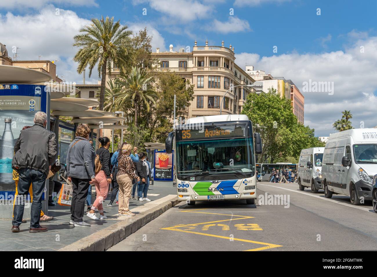 Palma de Mallorca, Espagne; 23 2021 avril : arrêt de bus à la Plaza España  à Palma de Majorque. Les passagers et le conducteur portant des masques  chirurgicaux faciaux en raison du