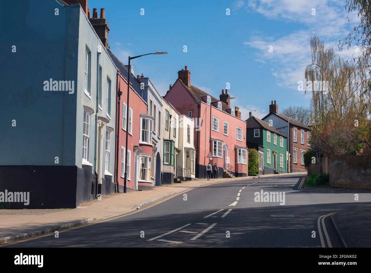 Maldon Essex UK, vue sur une variété de maisons d'époque colorées bordant Market Hill dans la ville d'Essex de Maldon, Angleterre, Royaume-Uni. Banque D'Images