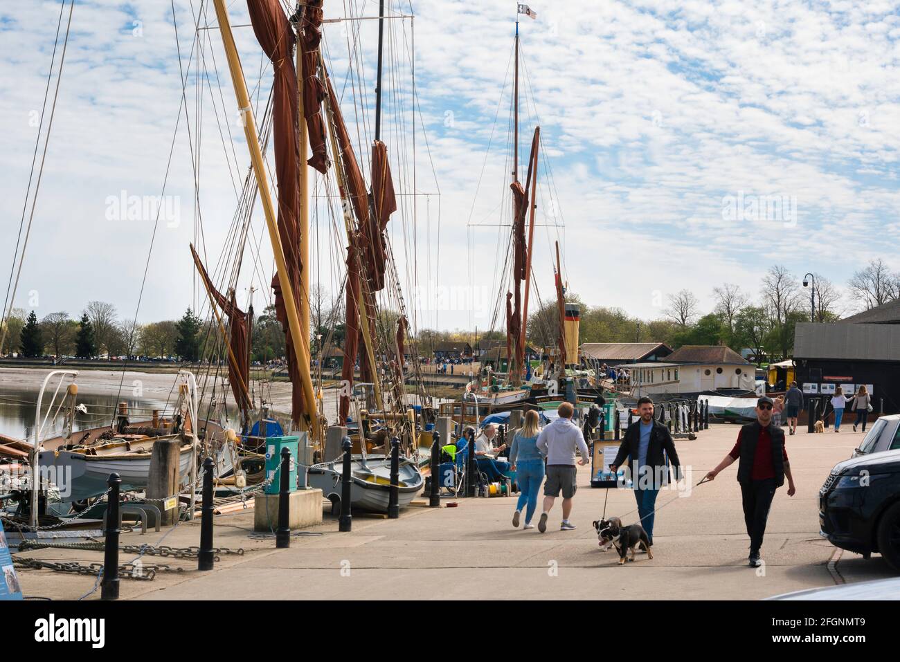 Maldon Essex UK, vue sur les personnes marchant à côté de péniches le long du front de mer à Hythe Quay dans la ville d'Essex de Maldon, Angleterre, Royaume-Uni. Banque D'Images
