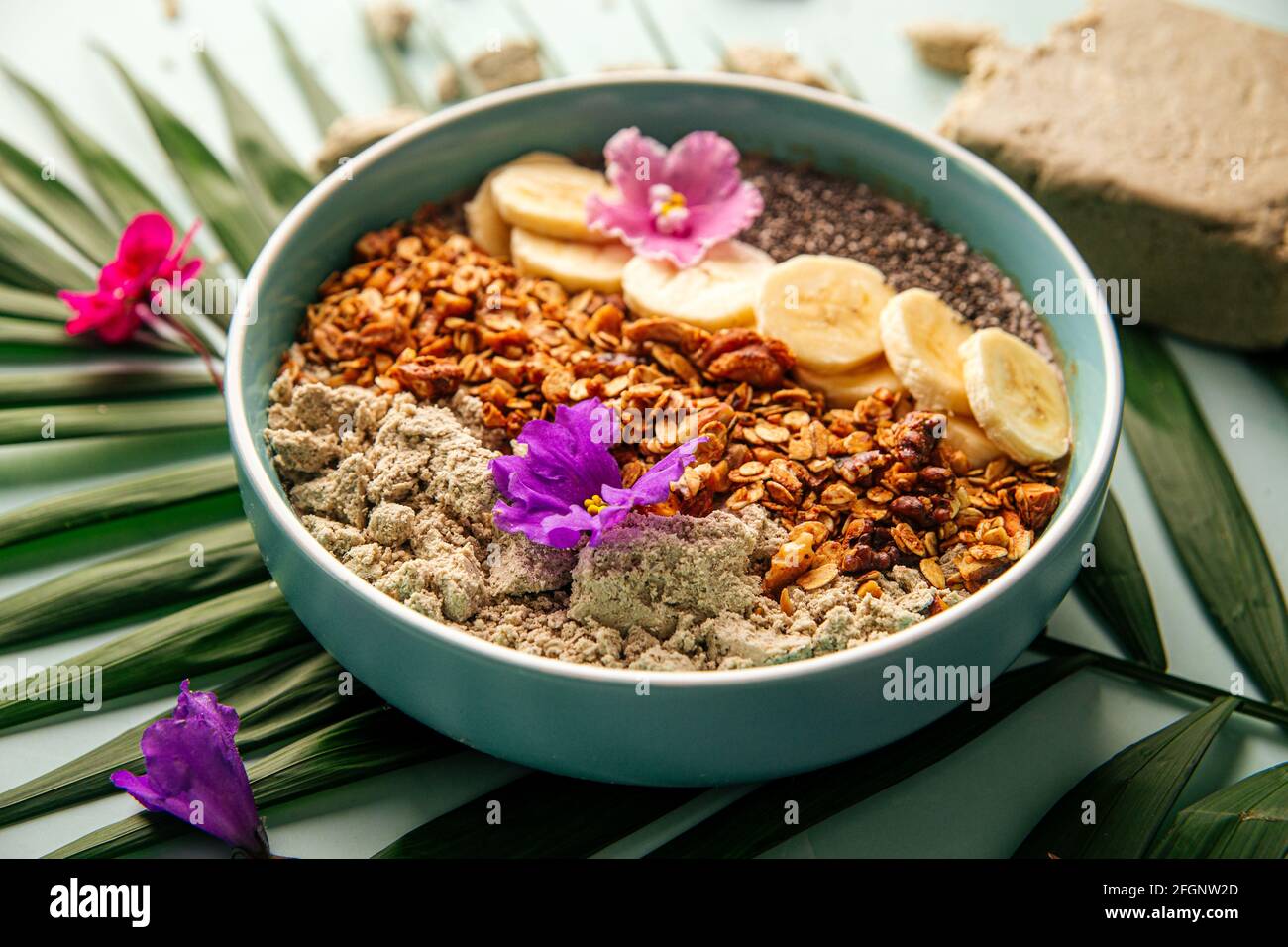 Bol à smoothie avec graines de bananes et granola de la halva Banque D'Images