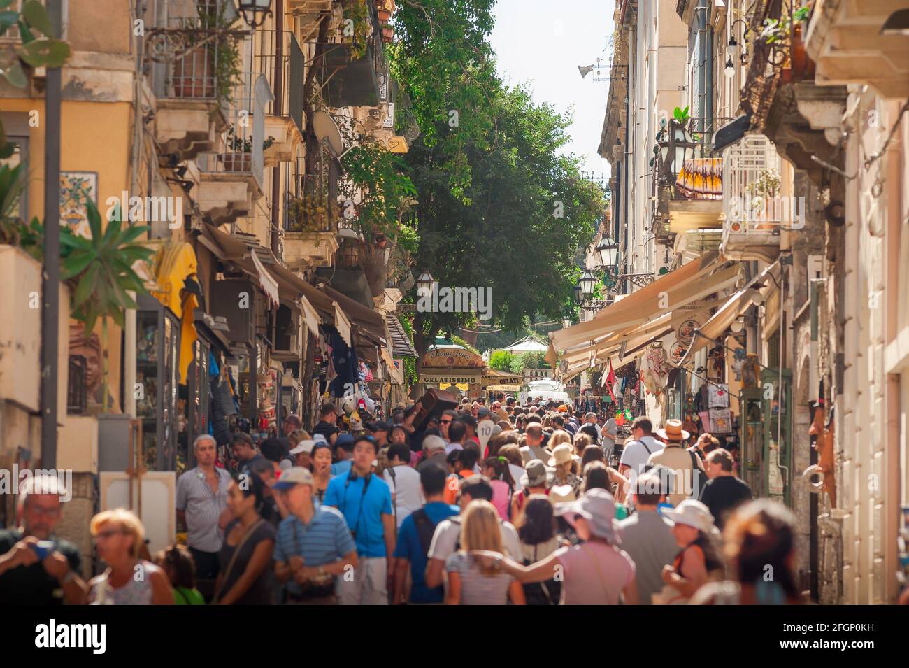 Italie rue touristique, vue en été des touristes dans une rue animée dans le centre historique de Taormina, la Sicile, l'Italie, l'Europe. Banque D'Images