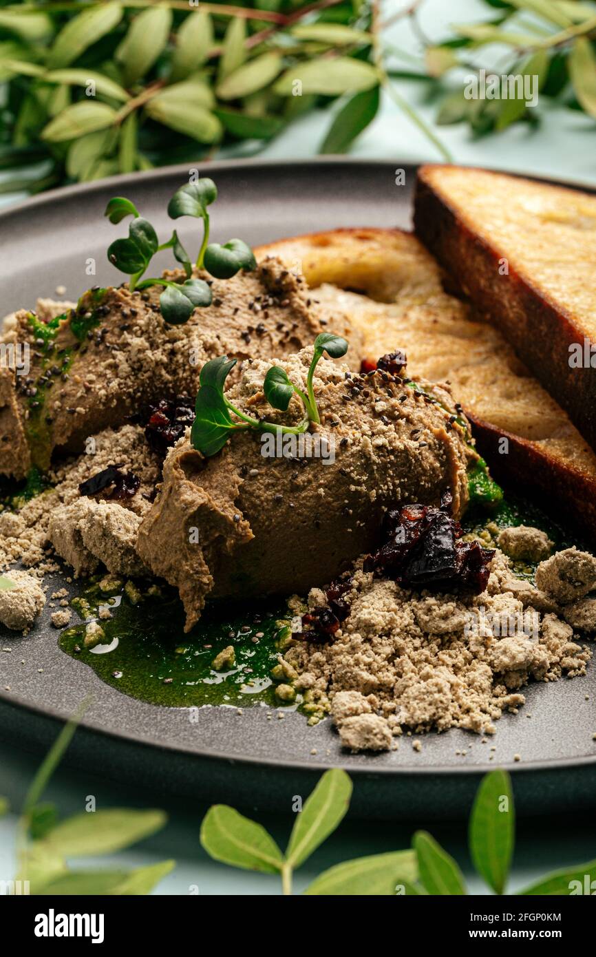 Toaste le pâté de foie de poulet avec de la halva et des pruneaux Banque D'Images