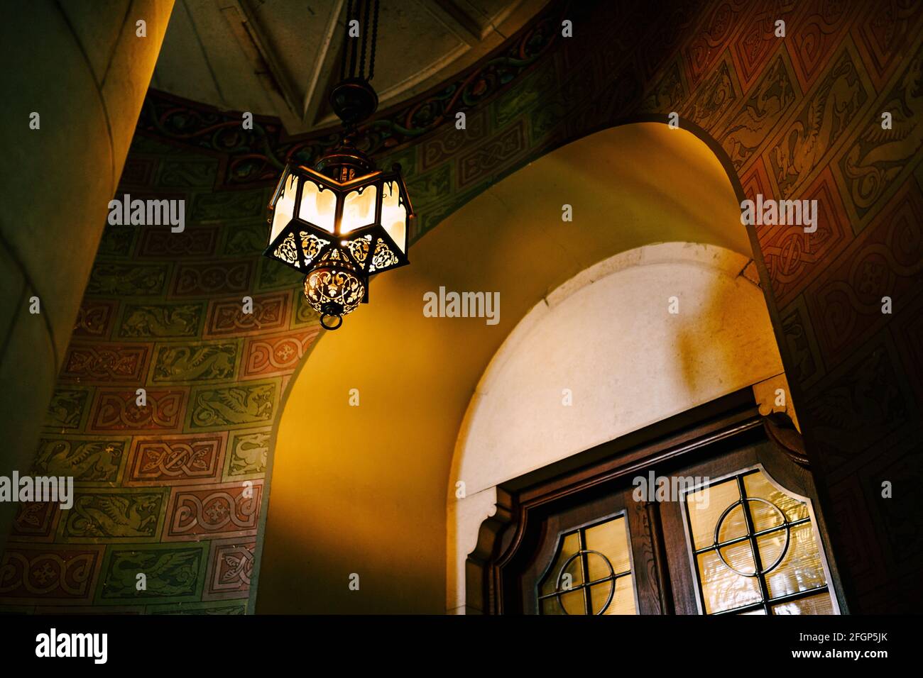 Lampe murale antique sur un escalier en colimaçon dans le château de Neuschwanstein. Banque D'Images