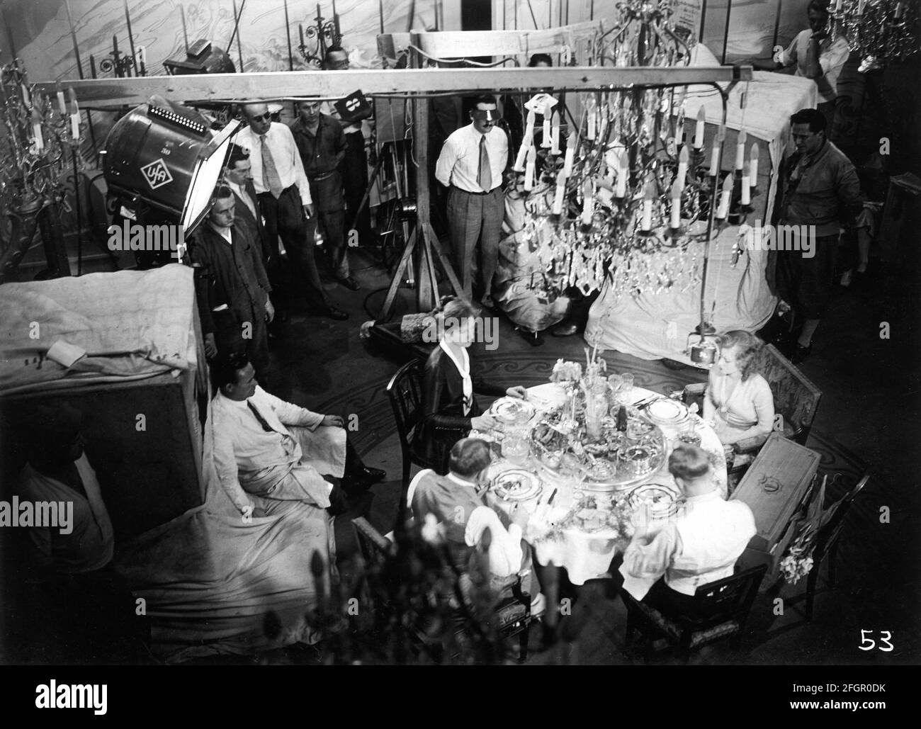 GERTRUD WOLLE R.A. ROBERTS HEINZ RUHMANN et LILIAN HARVEY sur le plateau Candid avec Movie Crew pendant le tournage de EINBRECHER aka MURDER À LA VENTE 1930 réalisateur HANNS SCHWARZ producteur Erich Pommer Universum film (UFA) Banque D'Images