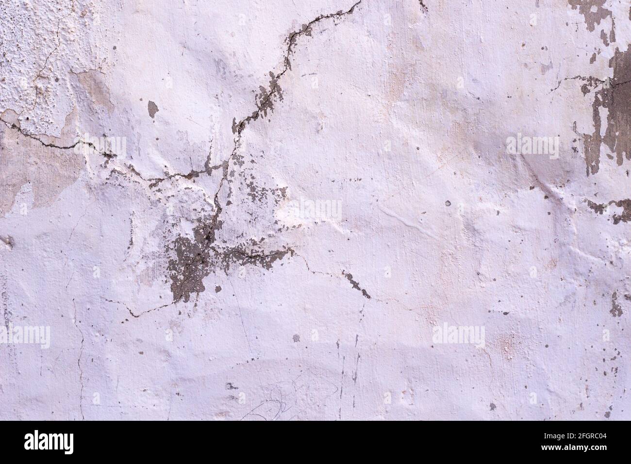 Sécheresse fissuré vieux mur de plâtre gris et blanc texture background Banque D'Images