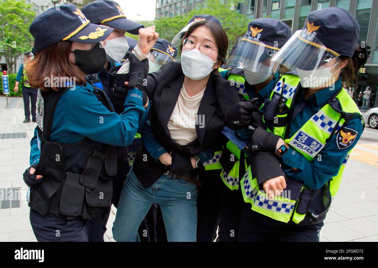 Séoul, Corée du Sud. 24 avril 2021: Manifestation contre le Japon pour libérer de l'eau contaminée par des matières radioactives à partir de Fukushima, 24 avril 2021 : Policewomen a mis en détention un manifestant étudiant lors d'une manifestation anti-Japon près de l'ambassade japonaise à Séoul, en Corée du Sud. Le Japon a récemment décidé de commencer à décharger l’eau lacée au tritium de la centrale nucléaire de Fukushima détruite dans l’océan Pacifique en 2023, dans le cadre d’un processus qui devrait durer une décadence malgré l’opposition des pays voisins, dont la Corée du Sud. Credit: Lee Jae-won/AFLO/Alay Live News Banque D'Images