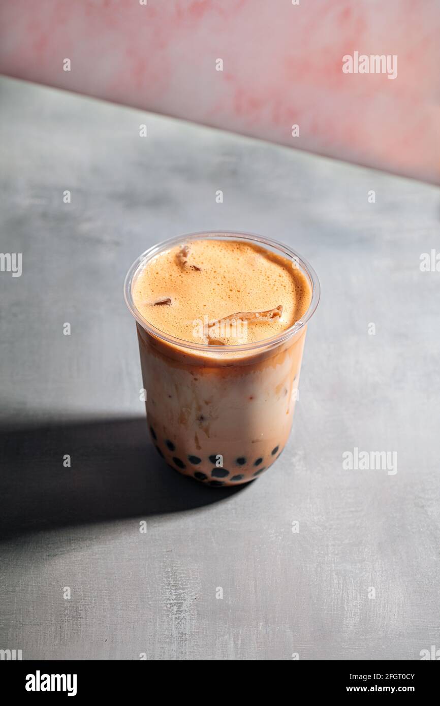 Verre de tapioca perlé bulles lait thé Banque D'Images