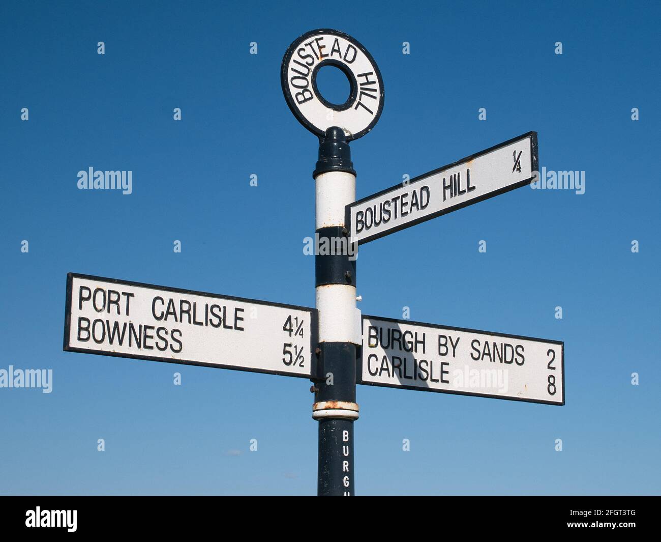 Panneau en métal, noir et blanc à Boustead Hill sur la côte de Solway, Cumbria, Royaume-Uni. Le panneau est sur la route du chemin du mur d'Hadrien. Banque D'Images