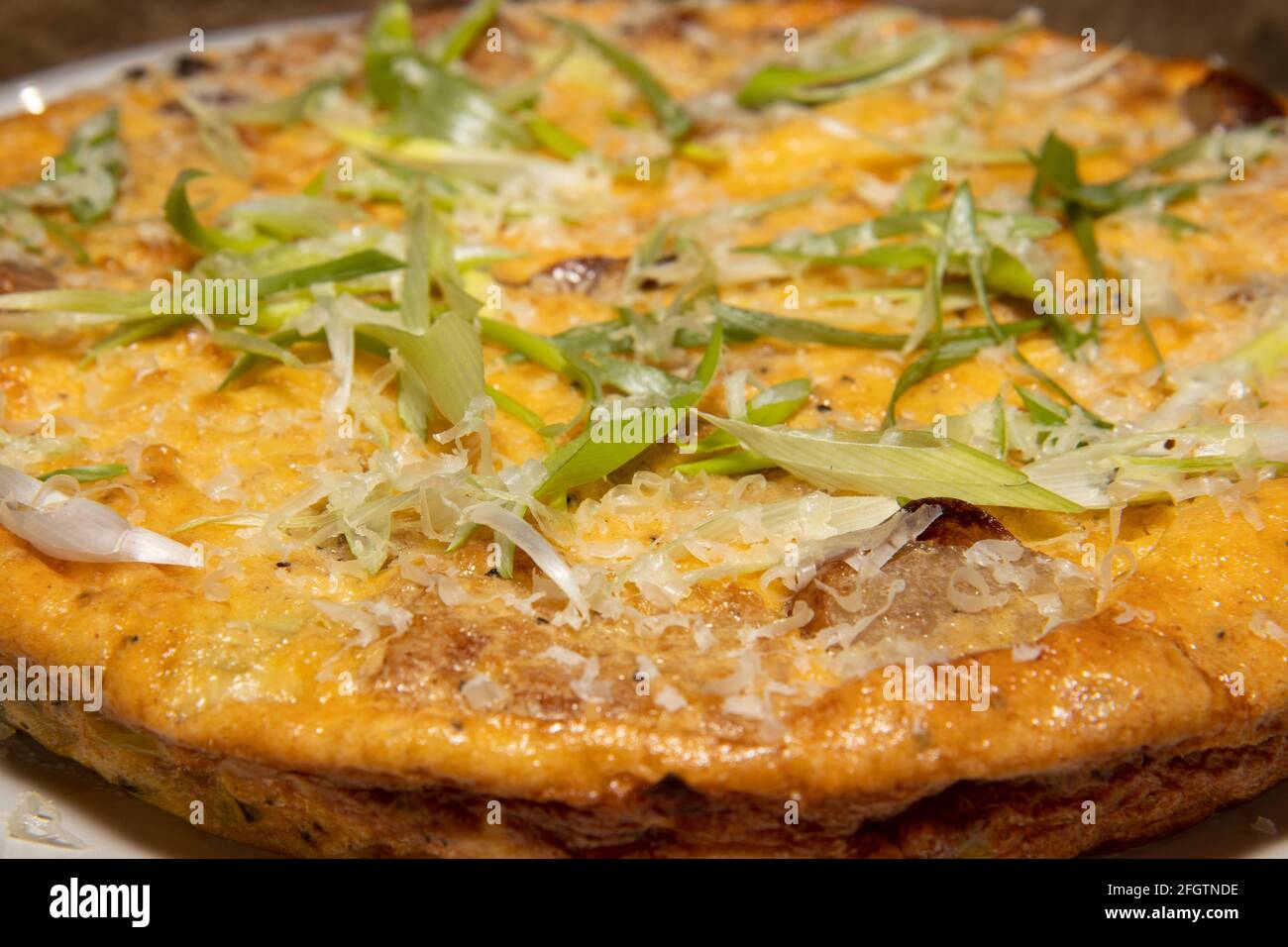 Une délicieuse saucisse cuite et une frittata de Hash Brown Banque D'Images