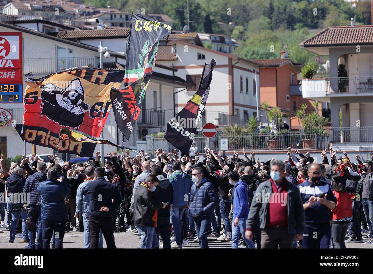 Benevento, Italie. 25 avril 2021. Arrivée au stade du bus de l'équipe de Benevento Calcio accueilli par les fans avec des bannières et des bombes à fumée avant la Serie UN match de football entre Benevento Calcio et Udinese Calcio au stade Ciro Vigorito à Benevento (Italie), le 25 avril 2021. Photo Cesare Purini/Insidefoto crédit: Insidefoto srl/Alay Live News Banque D'Images