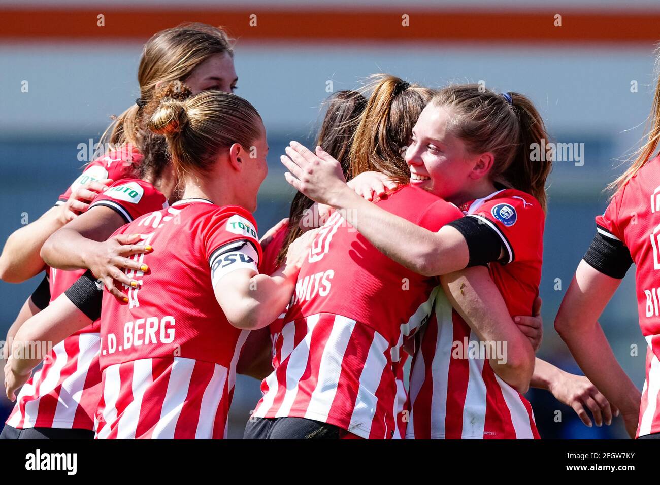 EINDHOVEN, PAYS-BAS - AVRIL 25 : Joelle Smits de PSV fête avec ses coéquipiers après avoir marquant son premier but lors de l'Eredivisie Women M. Banque D'Images