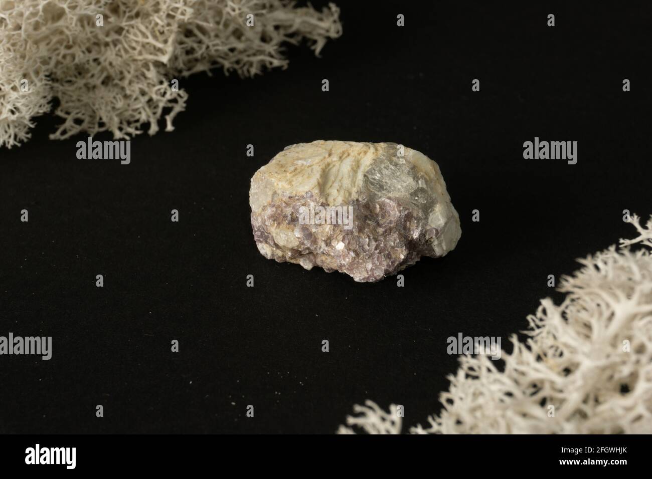 Chrysocolla du Pérou. Pierre minérale naturelle sur fond noir. Minéralogie, géologie, magie des pierres, pierres semi-précieuses et échantillons de minéraux Banque D'Images