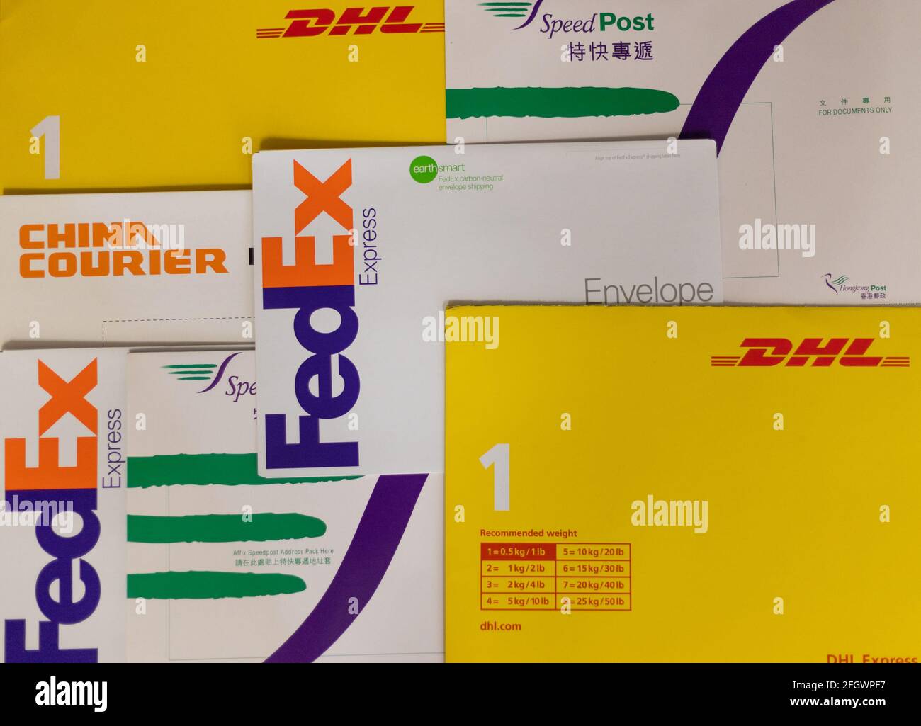 25 4 2021 enveloppes de services de messagerie populaires à Hong Kong et  dans le monde : DHL, FedEx, China Courier, Speed Post Photo Stock - Alamy