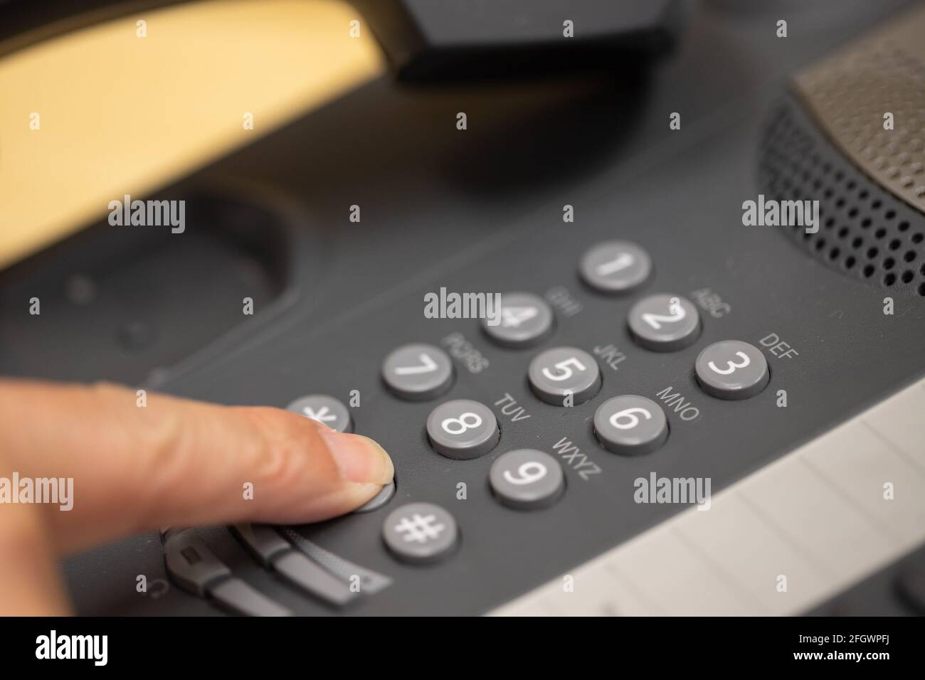 Vue en gros plan du numéro de téléphone à composition par doigt sur  l'ancien style téléphone de bureau filaire - studio Photo Stock - Alamy