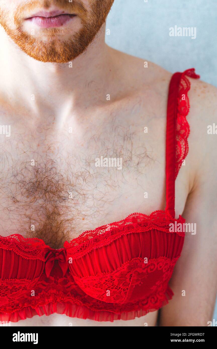 Jeune homme dans un soutien-gorge rouge pour femmes.LGBTQ Photo Stock -  Alamy