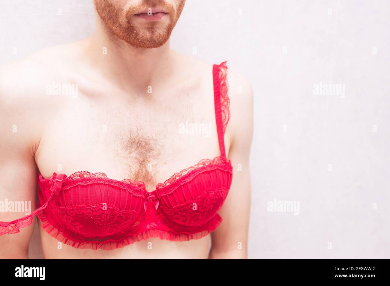 Jeune homme dans un soutien-gorge rouge pour femmes.LGBTQ Photo Stock -  Alamy