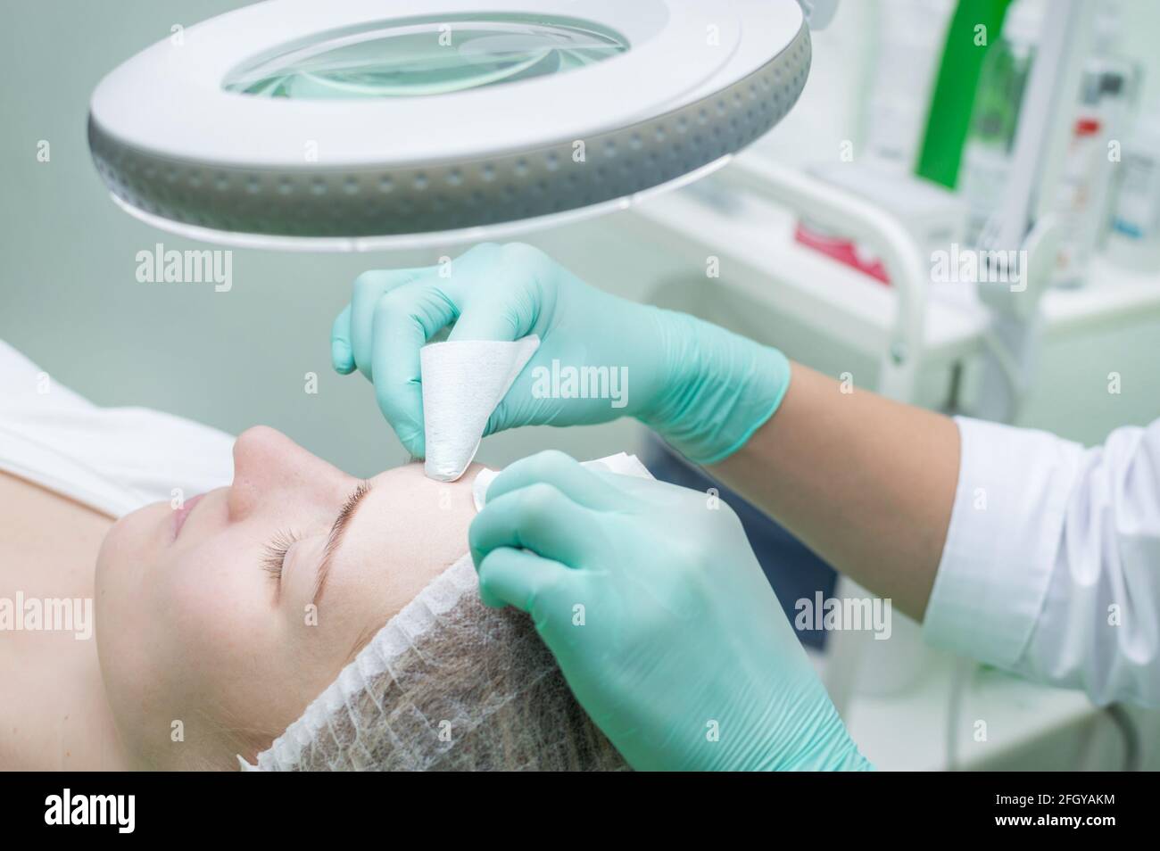 Cosmétologie matérielle. Spa. Rajeunissement du visage. Gommage mécanique de la peau. Banque D'Images