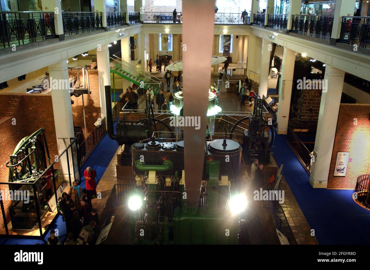 DANS LA SALLE DES MACHINES À VAPEUR DU MUSÉE DES SCIENCES.30/12/04 PILSTON Banque D'Images DANS LA SALLE DES MACHINES À VAPEUR DU MUSÉE DES SCIENCES.30/12/04 PILSTON Banque D'Images
