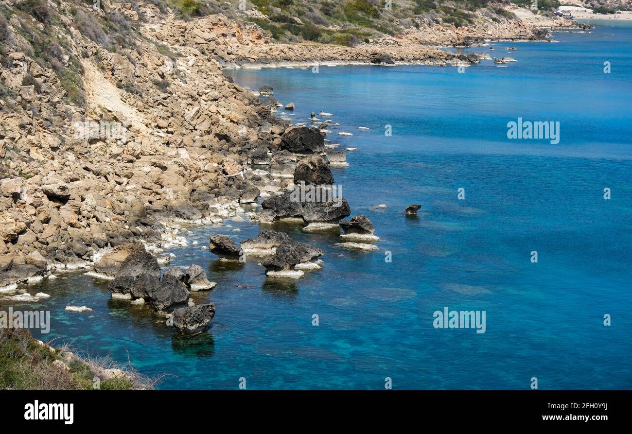 Côte rocheuse avec bleu de l'eau et du ciel. Banque D'Images