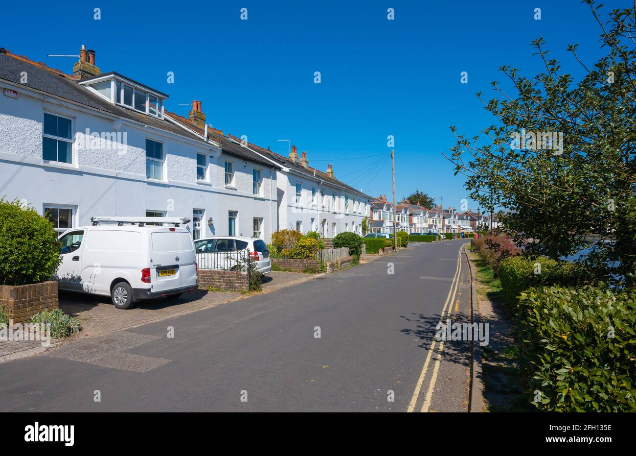 Logement en terrasse au bord de l'eau avec parking hors route ou hors rue à Bath Road, Emsworth, Hampshire, Angleterre, Royaume-Uni. Banque D'Images