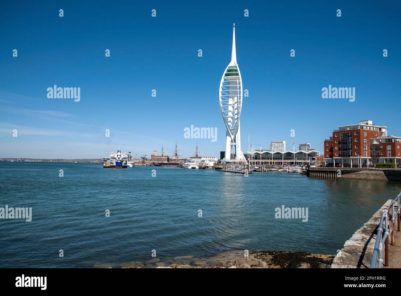 Portsmouth, Angleterre, Royaume-Uni. 2021. Récemment peint en blanc contre un ciel bleu la Tour Spinnaker vue de Bath Square dans le vieux Portsmouth, Royaume-Uni. Banque D'Images