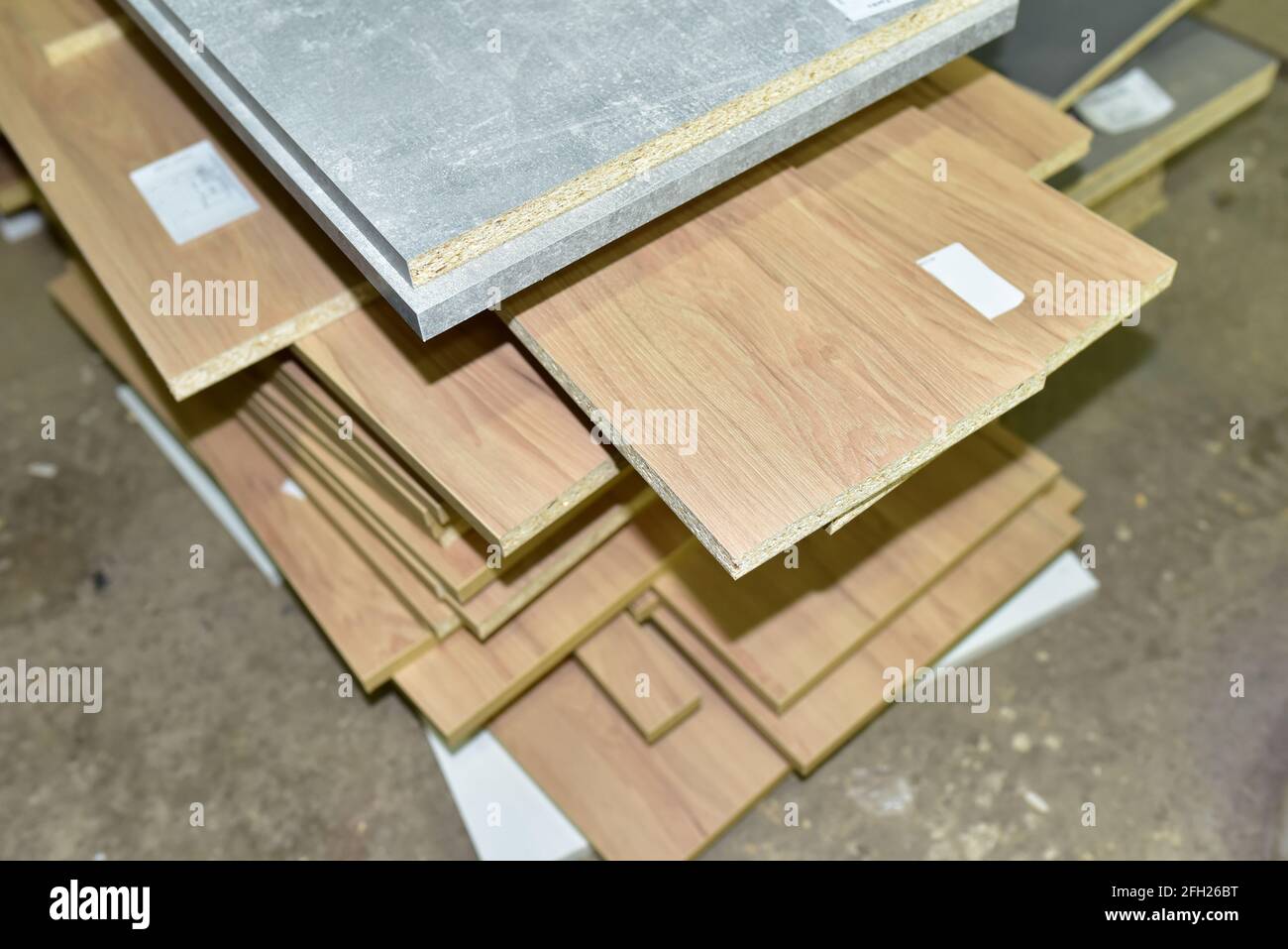 Fragment d'un panneau en bois fait de panneau de fibres de bois dans l'atelier. Panneaux de fibres moyenne densité (MDF). Industrie du travail du bois et concept d'assemblage de meubles. Banque D'Images