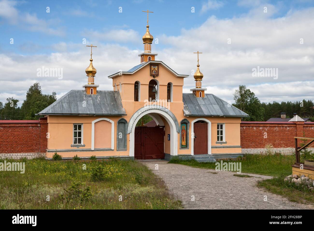 Portes, chapelle et beffroi dans le monastère de la Transfiguration de Vazheozersky, Carélie, Russie Banque D'Images