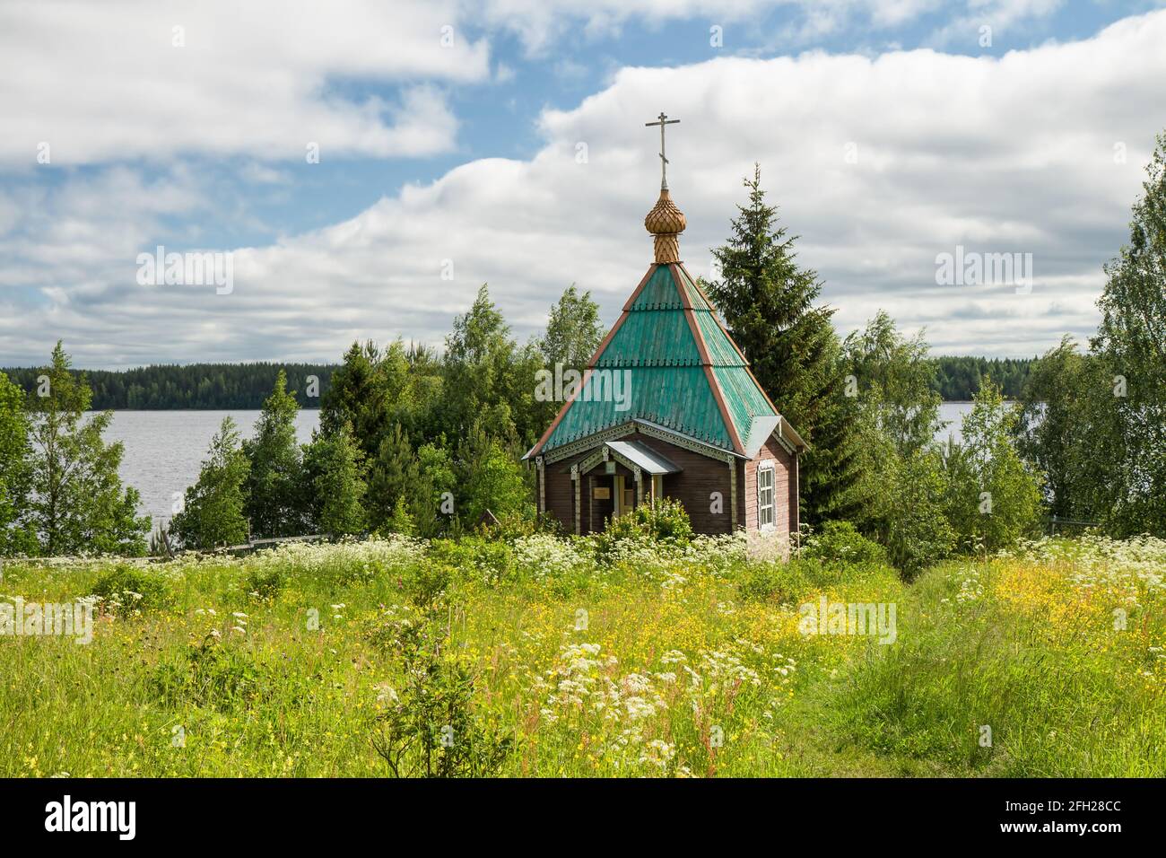 Petite chapelle en bois au bord du lac. Monastère de la Transfiguration de Vazheozersky, Carélie, Russie Banque D'Images