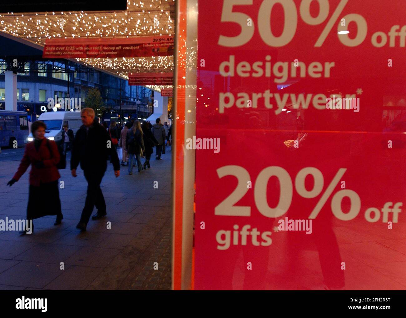 VENTES DE NOËL À OXFORD ST,LONDRES.3/12/04 PILSTON Banque D'Images VENTES DE NOËL À OXFORD ST,LONDRES.3/12/04 PILSTON Banque D'Images