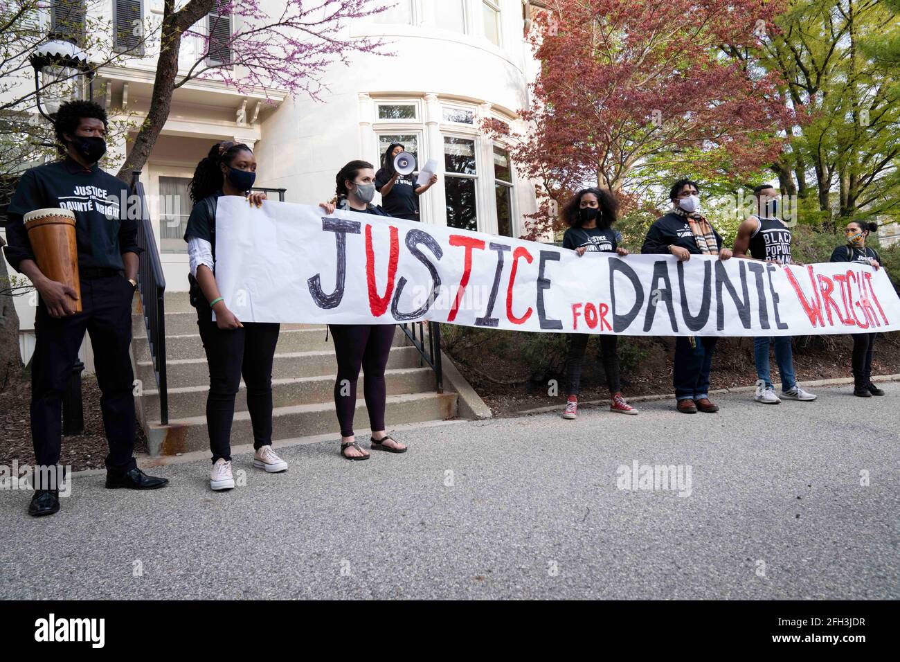 Les étudiants de l'Université du Michigan ont défilé sur le campus pour réclamer justice à Daunte Wright, à Ann Arbor, au Michigan, le 23 avril 2021. Wright a été tué par l'ancien policier du Brooklyn Center, au Minnesota, Kim Potter, le 11 avril. (Photo par Dominick Sokotooff/Sipa USA) Banque D'Images